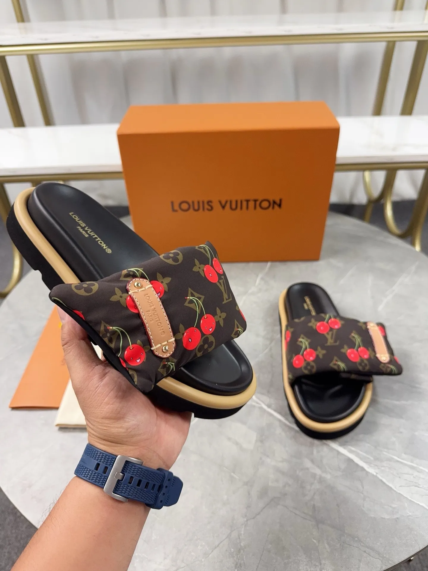 👟👟Ex-factory price 360👟👟 LV Donkey Brand L Family 2025 Hot Style Embossed Logo Embossed Sandals This Pool Pillow Comfort flat sandals are made of technical fabrics and use high-frequency embossing technology to reinterpret the Monogram pattern. Soft padded upper with adjustable Velcro, comfortable and tough insole adds harmonious colors ▪️Fabric: Original customized technical fabric ▪️Lining: soft sheepskin lining ▪️Sole: Original open-molded rubber foam outsole ▪️Size: 35-45